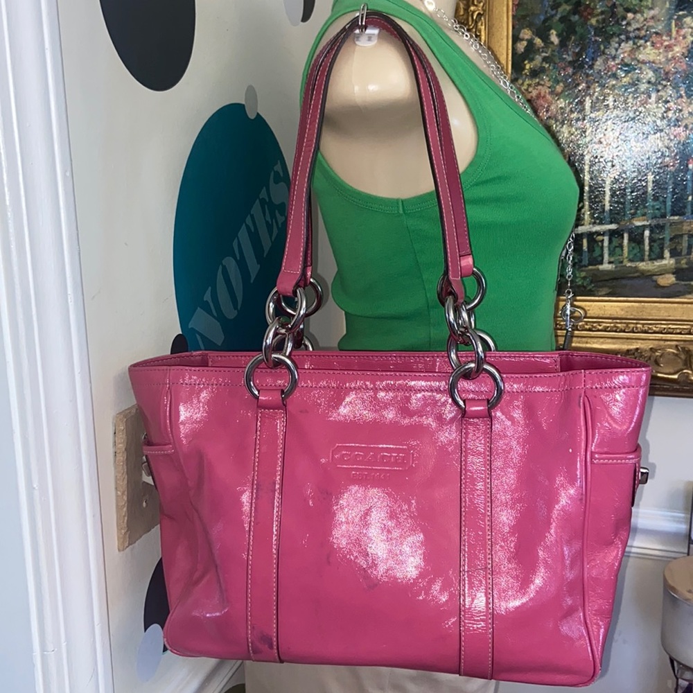 Authentic Coach East West Gallery Tote Patent Leather Purse w/ turn key pockets.